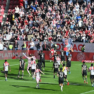 Bejubelten mit den Fans eine spektakuläre Aufholjagd: Die Profis des FC Bayern München. / Foto: Torsten Silz/dpa