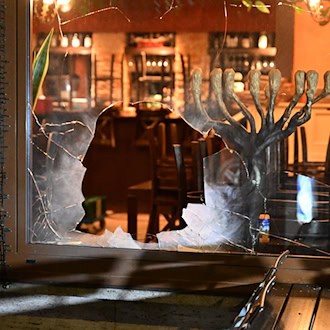 Das Fenster des Lokals wurde beschädigt.  / Foto: Felix Hörhager/dpa