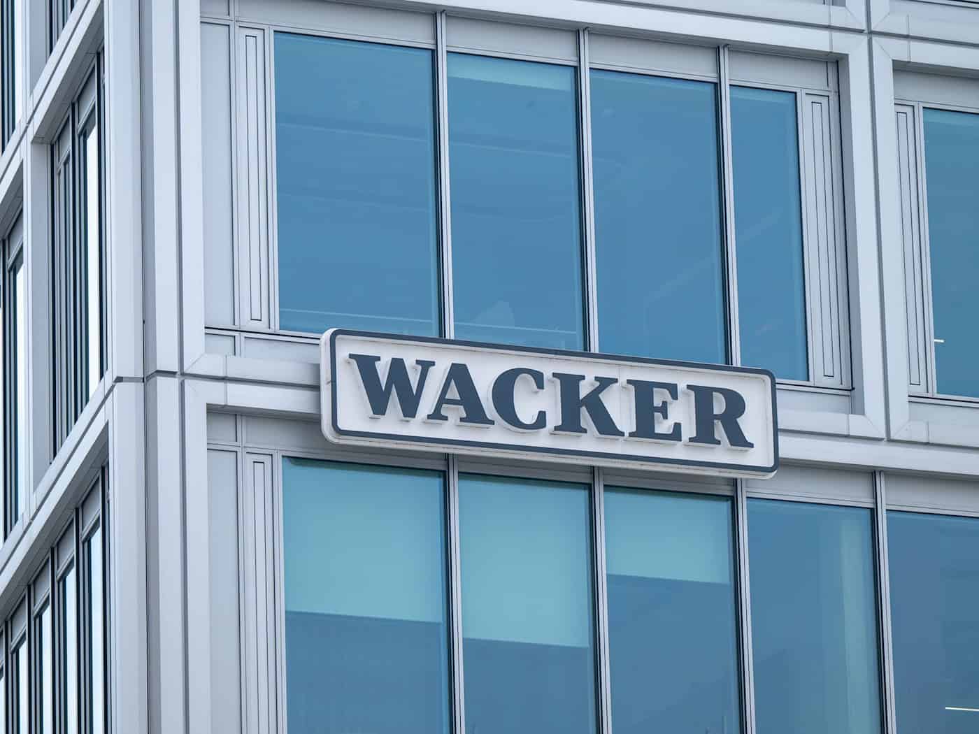 Das Wacker-Hauptgebäude in München. Der Chemiekonzern ist in der schwierigsten Lage seit Jahrzehnten. (Archivbild) / Foto: Peter Kneffel/dpa