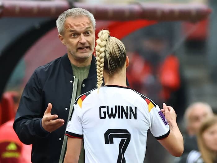 Im Dialog: Bundestrainer Christian Wück und DFB-Kapitänin Giulia Gwinn. / Foto: Daniel Karmann/dpa