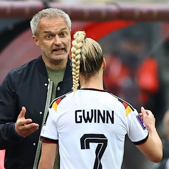 Im Dialog: Bundestrainer Christian Wück und DFB-Kapitänin Giulia Gwinn. / Foto: Daniel Karmann/dpa