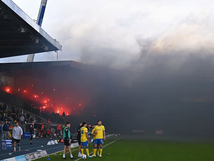 Kurz nach der Pause wurde das Spiel in Braunschweig unterbrochen. / Foto: Swen Pförtner/dpa