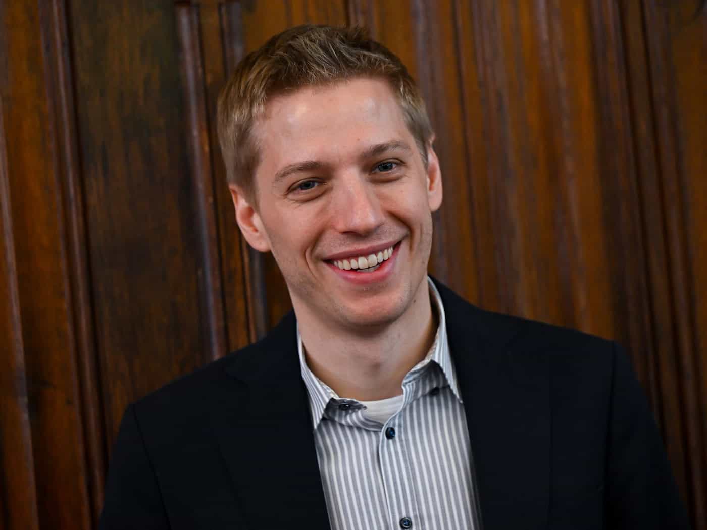 Dominik Krause freut sich auf die Wiesn, aufs Anzapfen und auf Söder. (Archivbild) / Foto: Sven Hoppe/dpa