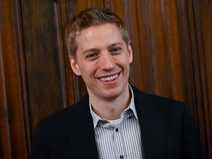 Dominik Krause freut sich auf die Wiesn, aufs Anzapfen und auf Söder. (Archivbild) / Foto: Sven Hoppe/dpa