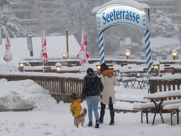 Der Winter in Bayern gibt auch kurz vor dem Osterfest nur ganz allmählich auf. (Archivbild) / Foto: Peter Kneffel/dpa