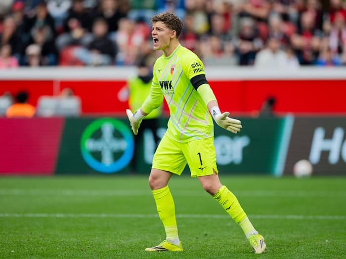 Zeigte gegen Bayer Leverkusen zahlreiche starke Paraden: Augsburgs Torhüter Finn Dahmen.  / Foto: Rolf Vennenbernd/dpa