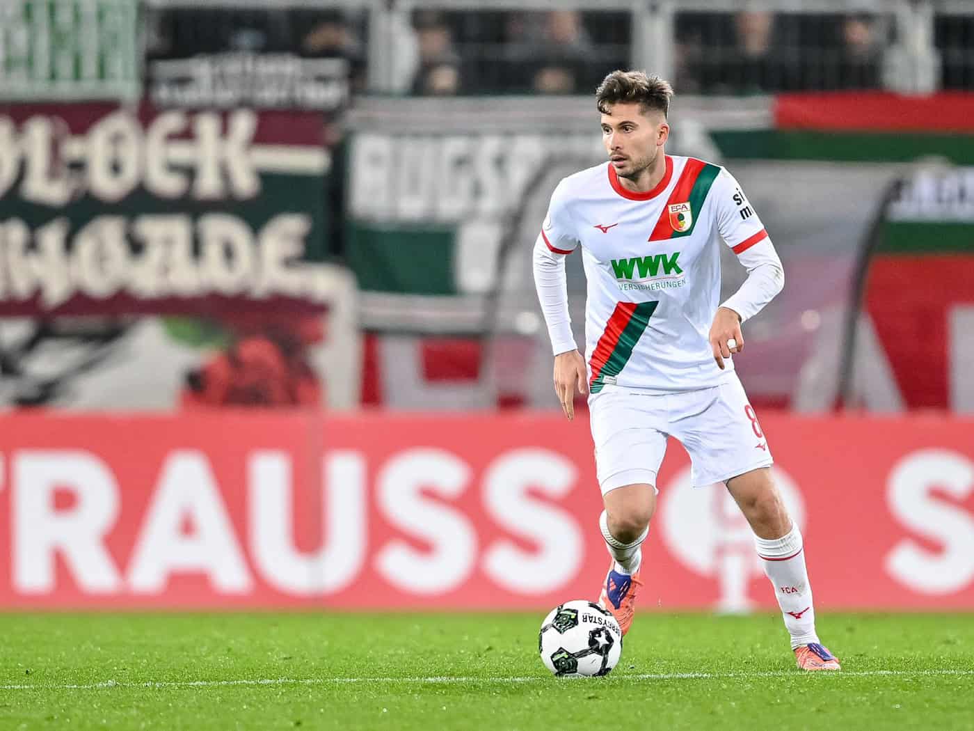 Augsburgs Elvis Rexhbecaj wechselt zu seinem Jugendclub zurück. (Archivbild) / Foto: Harry Langer/dpa