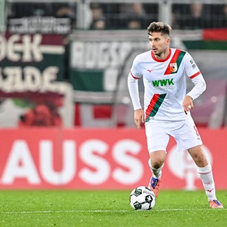 Augsburgs Elvis Rexhbecaj wechselt zu seinem Jugendclub zurück. (Archivbild) / Foto: Harry Langer/dpa