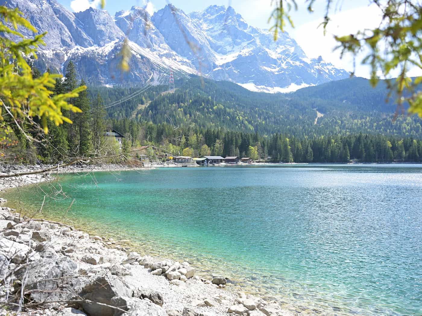 Die Gipfel des Wettersteingebirges bei Garmisch-Partenkirchen sind noch verschneit, doch in den Tälern wird es bis Freitag zunehmend wärmer.  / Foto: Malin Wunderlich/dpa