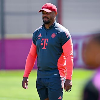 Vincent Kompany kann in Paris nicht aktiv sein. Bayerns Cheftrainer ist gesperrt und muss auf der Tribüne zuschauen. / Foto: Sven Hoppe/dpa