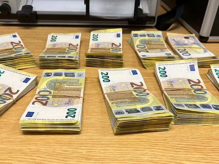 Der Mann wird nun der Geldwäsche verdächtigt. / Foto: -/Hauptzollamt Schweinfurt/dpa