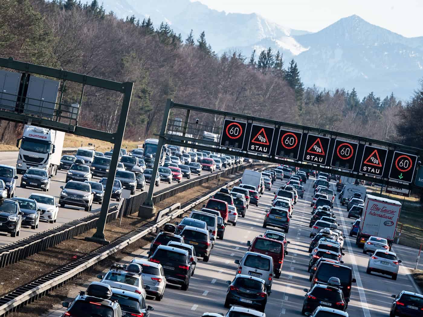Die A8 München - Salzburg ist eine der stauträchtigsten deutschen Autobahnen. Das Osterwochenende wird aller Voraussicht nach keine Ausnahme sein. (Archiv) / Foto: Matthias Balk/dpa