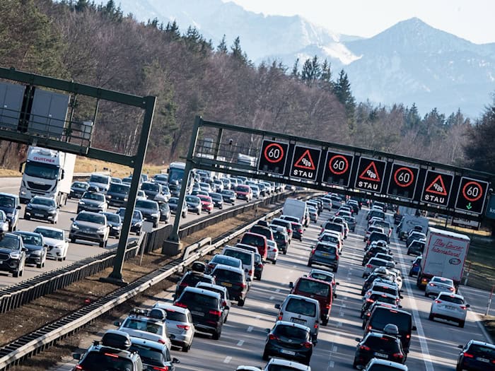 Die A8 München - Salzburg ist eine der stauträchtigsten deutschen Autobahnen. Das Osterwochenende wird aller Voraussicht nach keine Ausnahme sein. (Archiv) / Foto: Matthias Balk/dpa