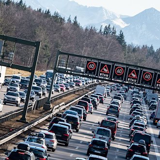 Die A8 München - Salzburg ist eine der stauträchtigsten deutschen Autobahnen. Das Osterwochenende wird aller Voraussicht nach keine Ausnahme sein. (Archiv) / Foto: Matthias Balk/dpa