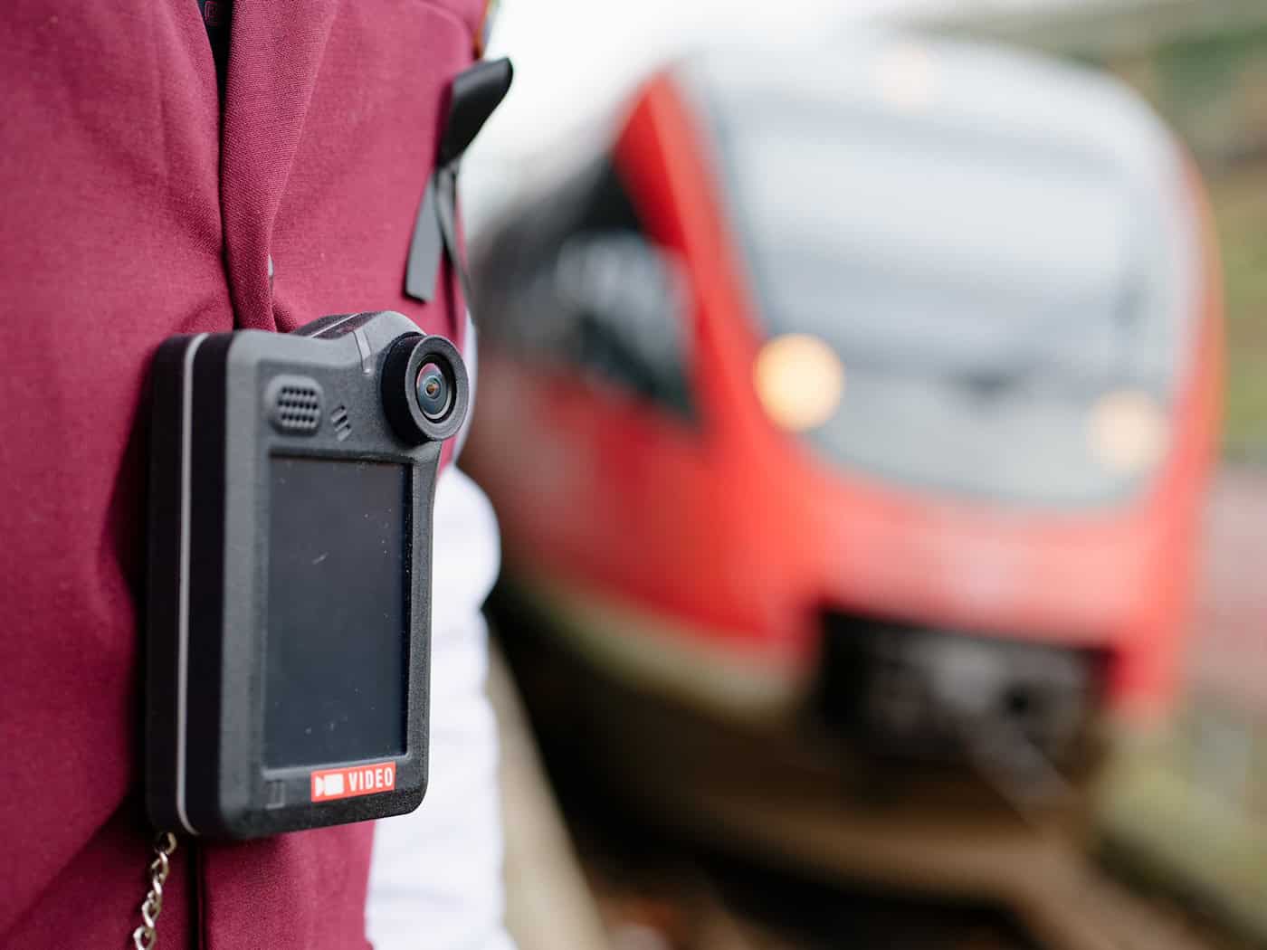 Nach dem Angriff klagte der Zugbegleiter der Polizei zufolge über Schmerzen, stand unter Schock und musste seinen Dienst vorzeitig beenden. (Symbolbild) / Foto: Uwe Anspach/dpa