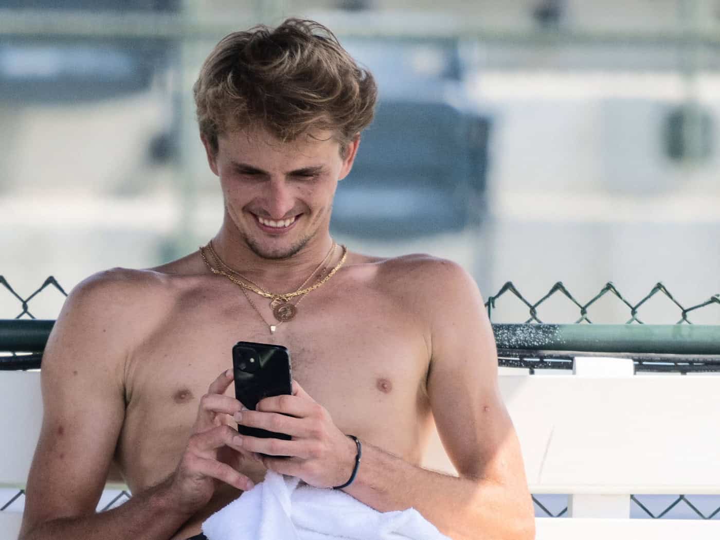 Seine Handynachrichten möchte Zverev lesen, ohne dass diese von Kameras eingefangen werden. (Archivbild) / Foto: Maximilian Haupt/dpa