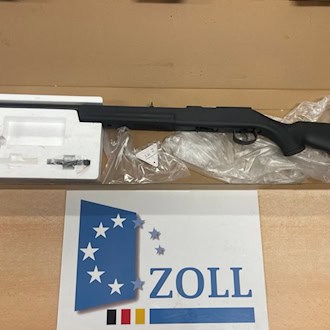 Der Zoll hat das gefundene Gewehr sichergestellt.  / Foto: Hauptzollamt Schweinfurt/dpa