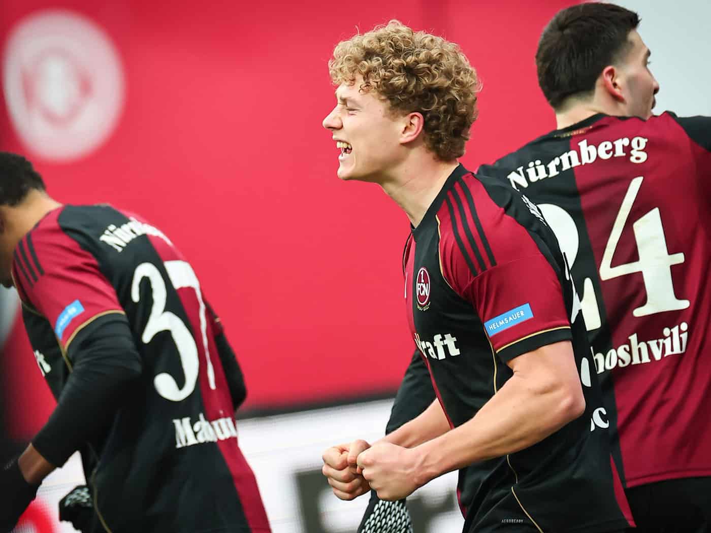 Piet Scobel beim Torjubel. Der 1. FC Nürnberg setzt auch in Zukunft auf den Stürmer. (Archivbild) / Foto: Daniel Karmann/dpa