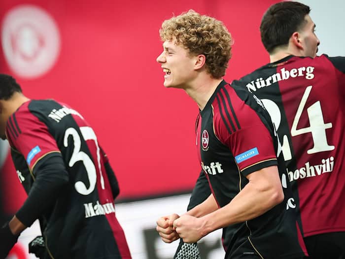 Piet Scobel beim Torjubel. Der 1. FC Nürnberg setzt auch in Zukunft auf den Stürmer. (Archivbild) / Foto: Daniel Karmann/dpa
