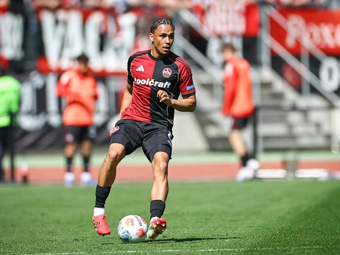 Der vom FC Augsburg ausgeliehene Außenverteidiger Henri Koudossou zählte auch zu den verabschiedeten FCN-Profis. (Archivbild) / Foto: Daniel Karmann/dpa