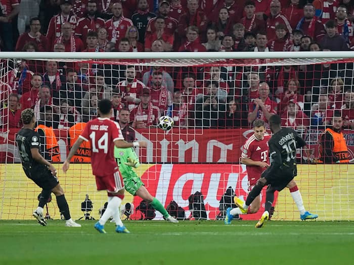 Das 1:0 für Paris: Der Ex-Dortmunder Ousmane Dembele (r) trifft in München. / Foto: Matthias Schrader/AP/dpa