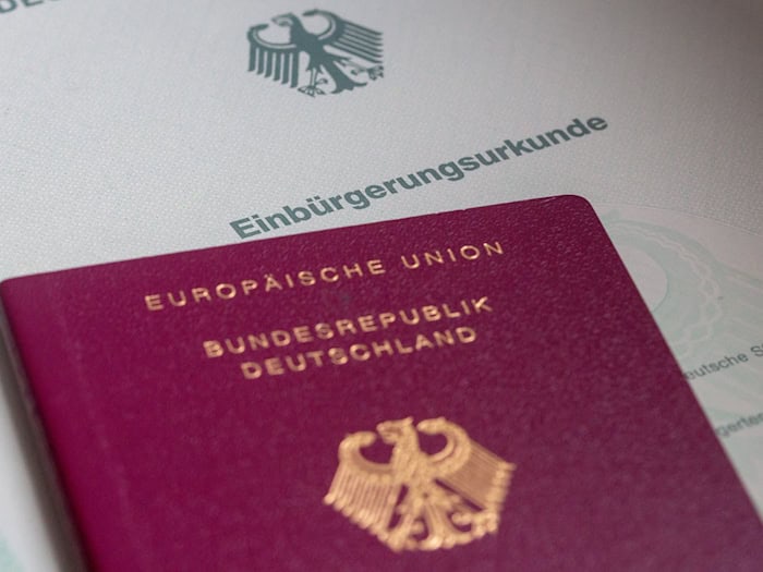 In Bayern ist die Zahl der Einbürgerungen 2025 mit 59.573 Fällen im Vergleich zum Vorjahr erneut um zehn Prozent gestiegen. (Symbolbild)  / Foto: Fernando Gutierrez-Juarez/dpa