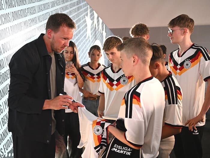 Bundestrainer Nagelsmann schreibt Autogramme für junge Fans. (Archivbild) / Foto: Federico Gambarini/dpa