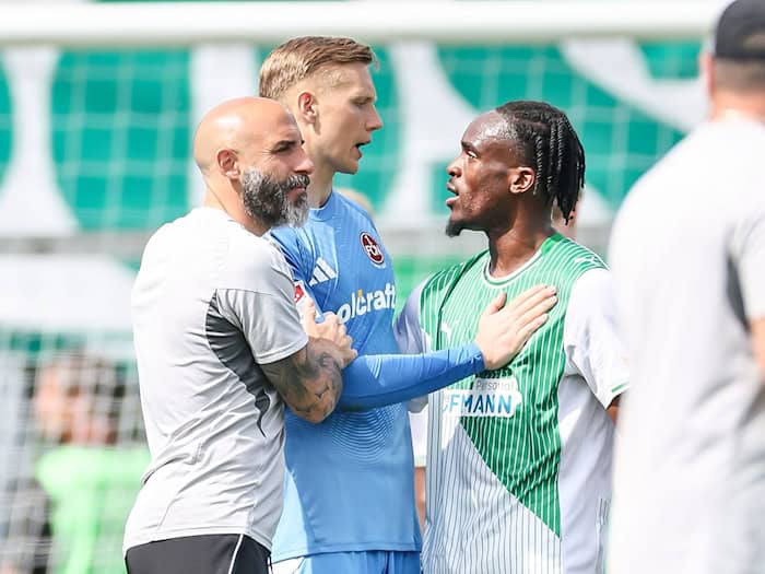 Emotionen nach dem Derby: Nürnbergs Torwart Jan Reichert und Fürths Torschütze Noel Futkeu im Disput.  / Foto: Daniel Löb/dpa