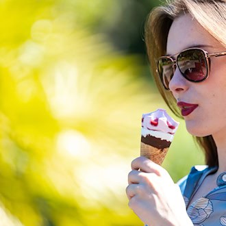 Temperaturen von teils über 31 Grad – perfektes Wetter für ein Eis. / Foto: Laszlo Pinter/dpa