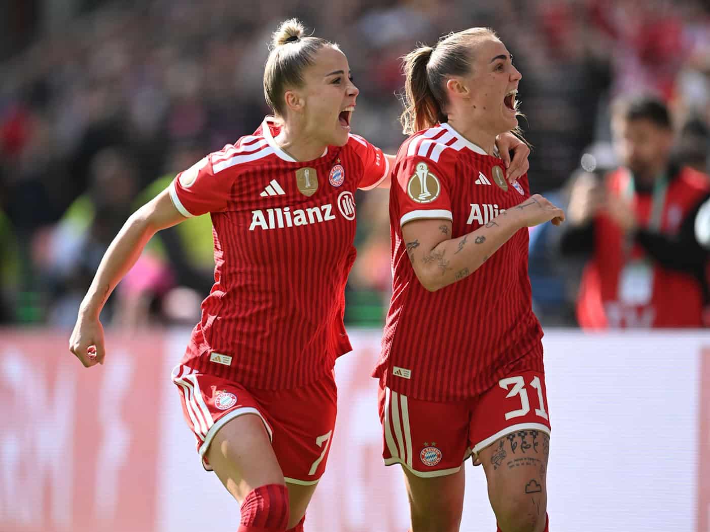 Münchner Jubel: Giulia Gwinn (l) freut sich mit 1:0-Torschützin Georgia Stanway. / Foto: Fabian Strauch/dpa
