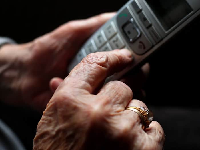 70-Jährige übergibt Hunderttausende Euro an Betrüger