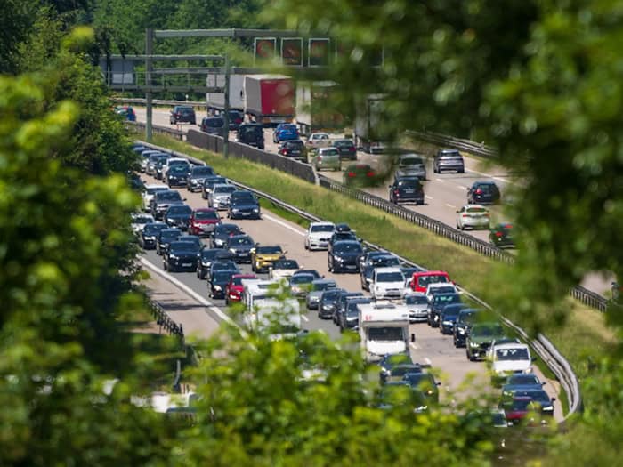 Die Fahrt auf der A8 zwischen München und Salzburg kann unter Umständen länger dauern als erhofft. (Archivbild) / Foto: Peter Kneffel/dpa