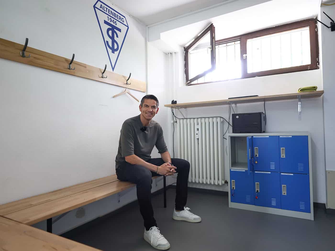 Hier hat alles angefangen: Deniz Aytekin in der Schiedsrichter-Kabine des TSV Altenberg.  / Foto: Daniel Löb/dpa