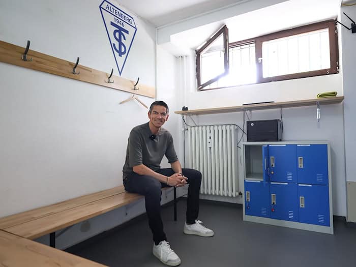Hier hat alles angefangen: Deniz Aytekin in der Schiedsrichter-Kabine des TSV Altenberg.  / Foto: Daniel Löb/dpa