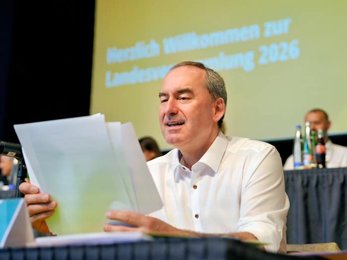 Freie-Wähler-Chef Aiwanger wirft der neuen Bundesregierung ein verlorenes Jahr vor.   / Foto: Uwe Lein/dpa