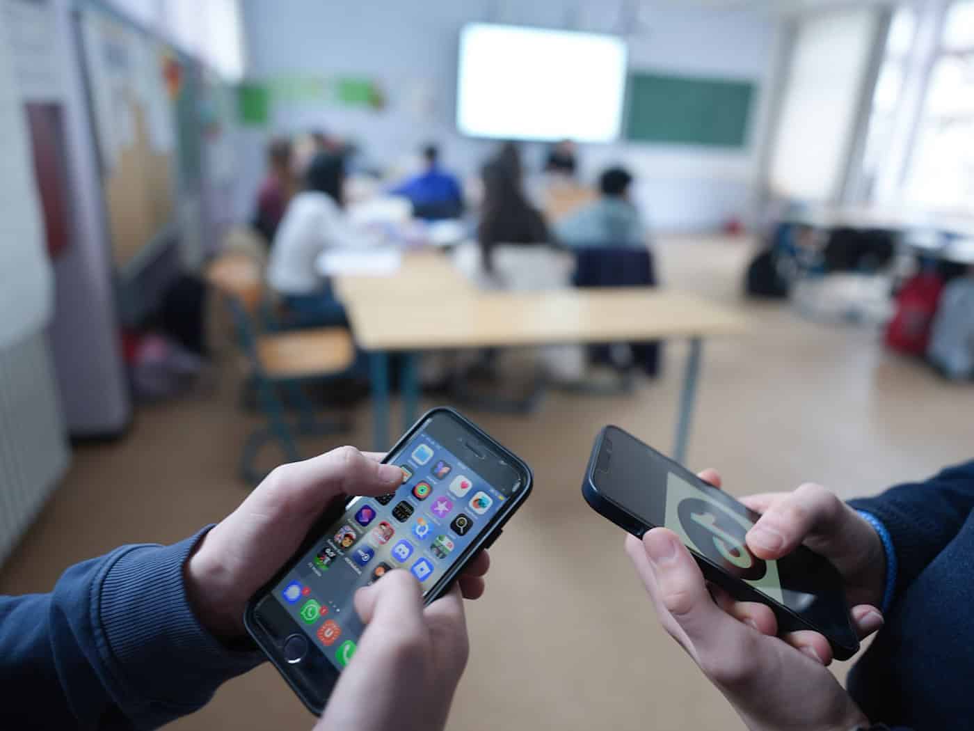 Der Aktionsrat Bildung fordert Altersgrenzen für Social-Media-Plattformen - und private Handynutzung in den Schulen erst ab der Zehnten. (Symbolbild) / Foto: Marcus Brandt/dpa