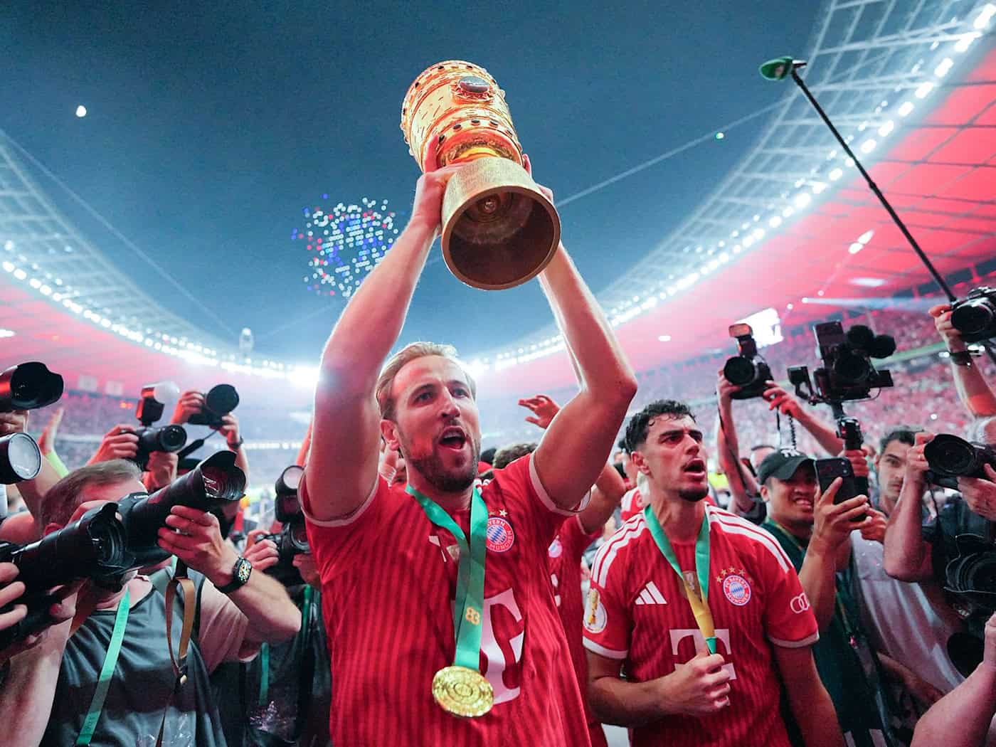 Harry Kane jubelt mit dem DFB-Pokal.  / Foto: Michael Kappeler/dpa