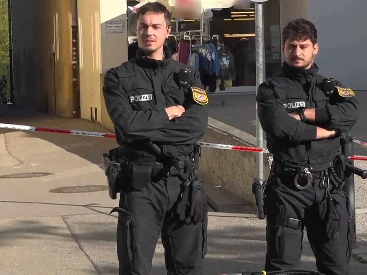 Nach der Gewalttat auf dem Pausenhof sperrte die Polizei die Schule ab. (Archivbild) / Foto: Jason Tschepljakow/dpa