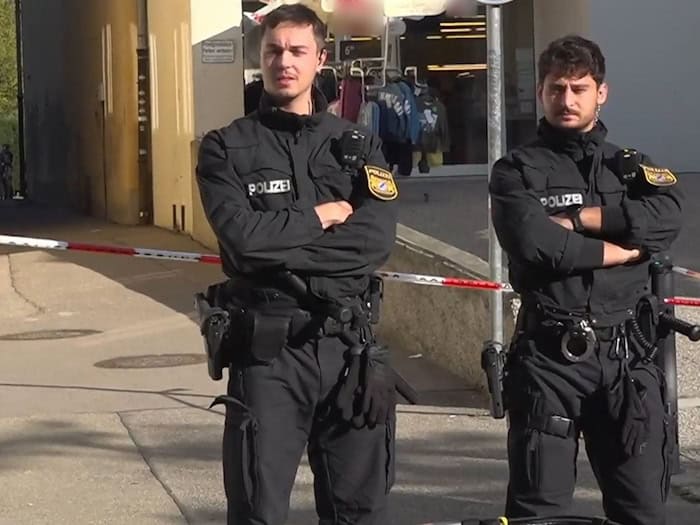 Nach der Gewalttat auf dem Pausenhof sperrte die Polizei die Schule ab. (Archivbild) / Foto: Jason Tschepljakow/dpa