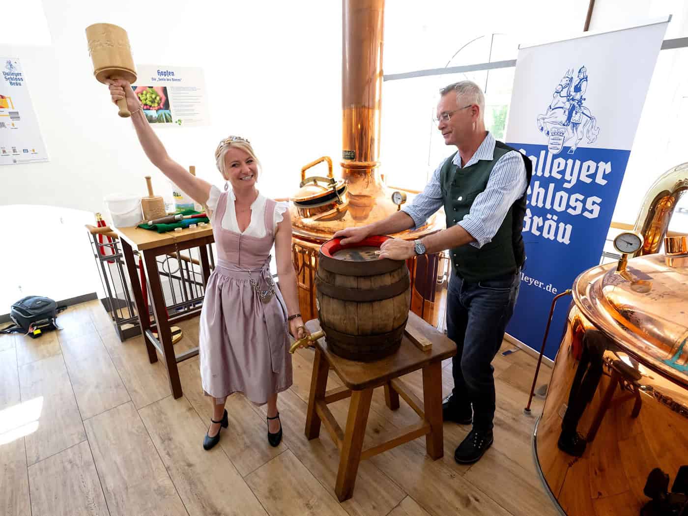 Souverän mit zwei Schlägen: Die neue bayerische Bierkönigin beim Anzapfen ihres ersten Fasses.  / Foto: Sven Hoppe/dpa