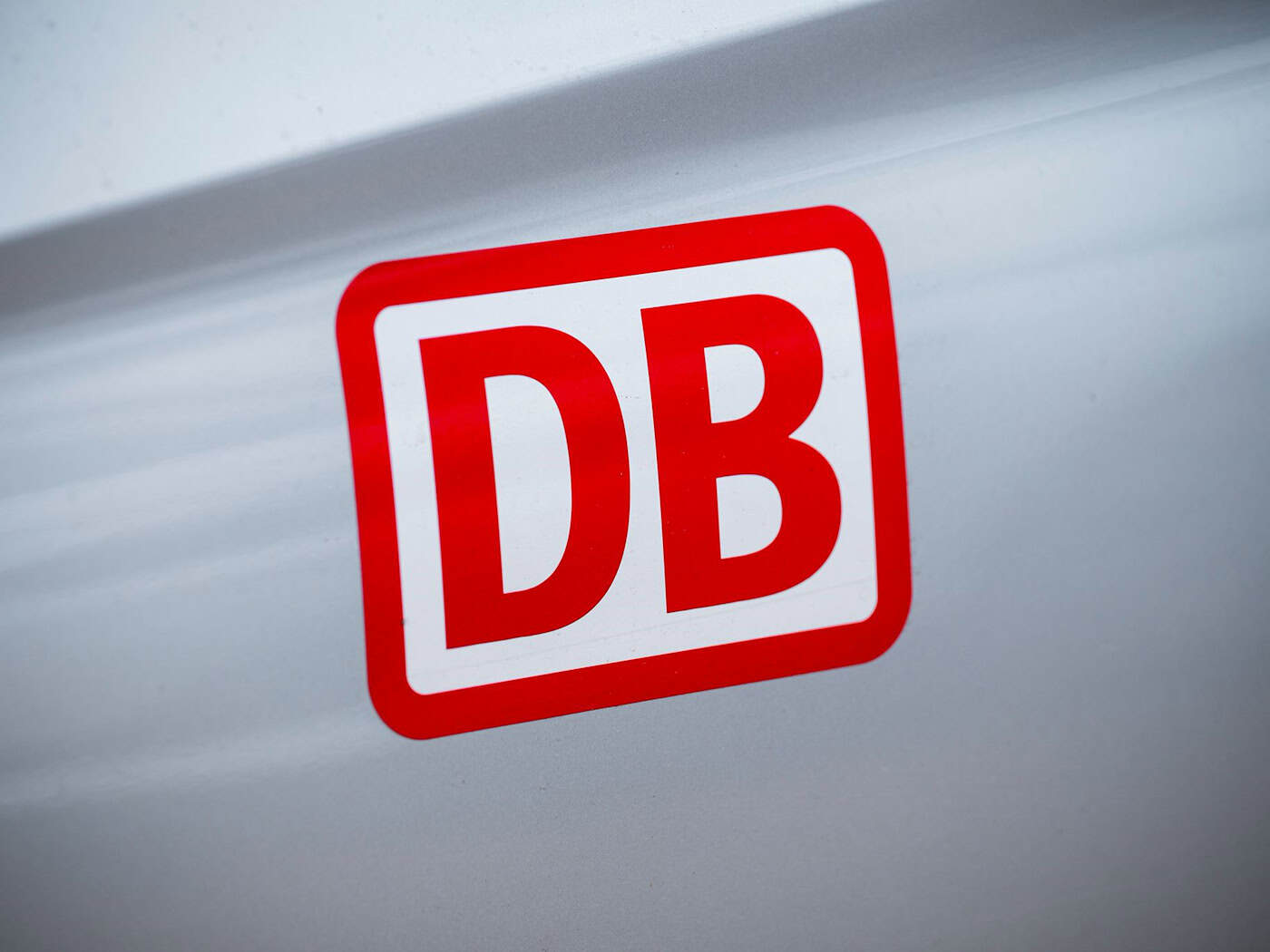 Bayernweit sind umfangreiche Sanierungsmaßnahmen der Bahn im Gang. Ab Ende Juni kommen weitere hinzu. (Symbolbild) / Foto: Daniel Vogl/dpa