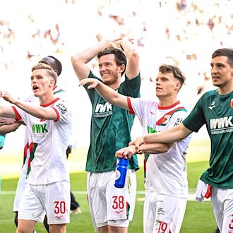 Die Augsburger lassen sich nach dem Sieg über Mönchengladbach feiern. / Foto: Harry Langer/dpa