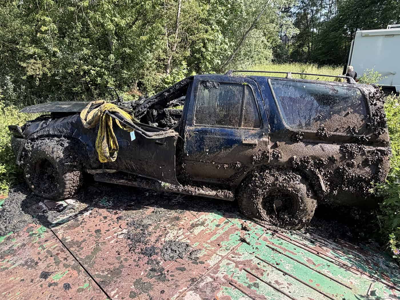 Das Auto war 2006 als gestohlen gemeldet worden und nach gut zwei Jahrzehnten von Helfern des Technischen Hilfswerks bei einer Sonarübung gefunden worden. (Handout: Polizeipräsidium Oberfranken) / Foto: Polizei Oberfranken/dpa