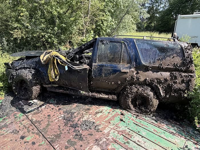 Das Auto war 2006 als gestohlen gemeldet worden und nach gut zwei Jahrzehnten von Helfern des Technischen Hilfswerks bei einer Sonarübung gefunden worden. (Handout: Polizeipräsidium Oberfranken) / Foto: Polizei Oberfranken/dpa