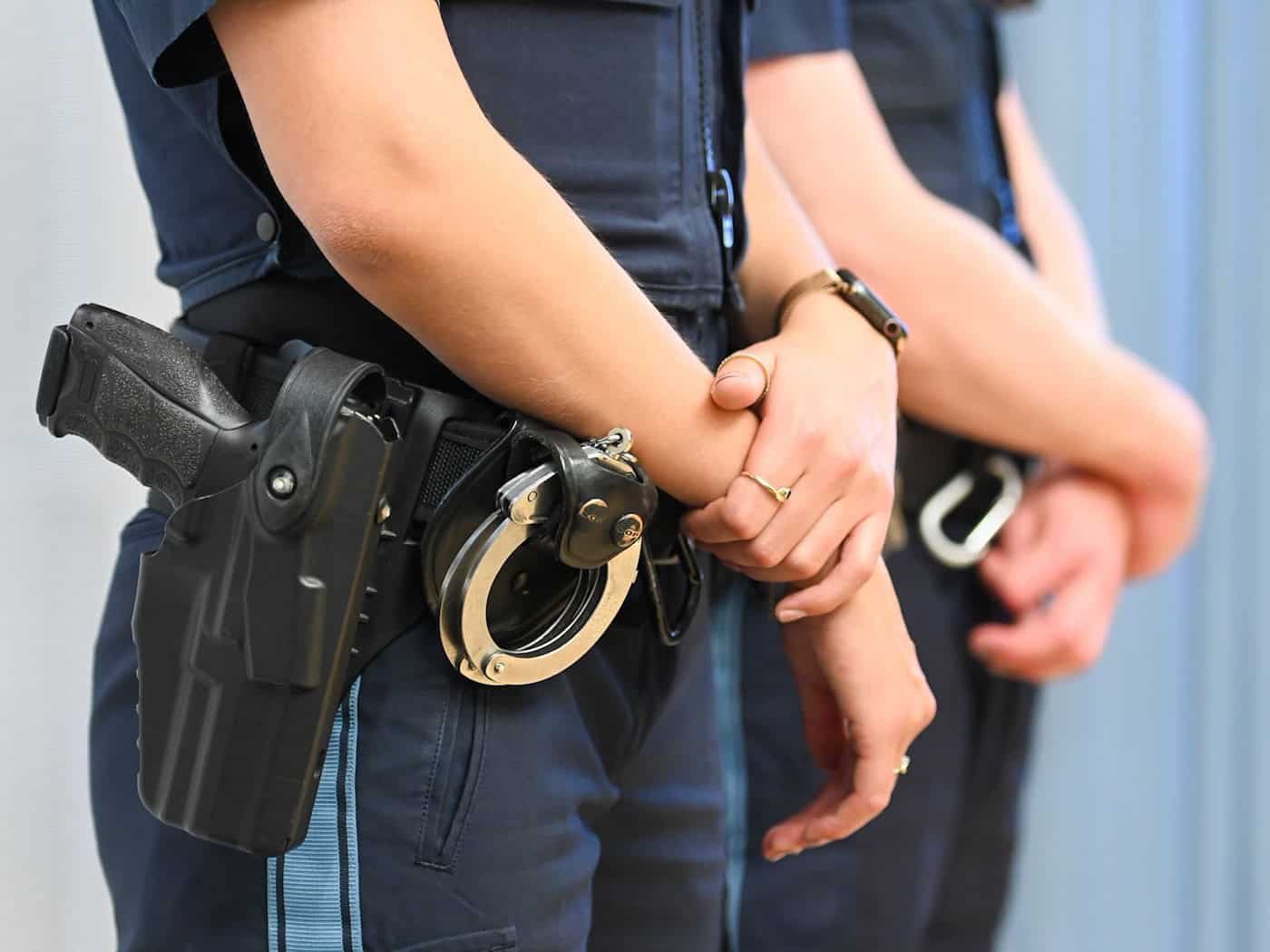 Ein Polizist gab bei der Verfolgung zwei Warnschüsse aus seiner Waffe ab. (Symbolbild) / Foto: Tobias Hase/dpa