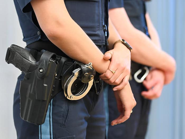 Ein Polizist gab bei der Verfolgung zwei Warnschüsse aus seiner Waffe ab. (Symbolbild) / Foto: Tobias Hase/dpa