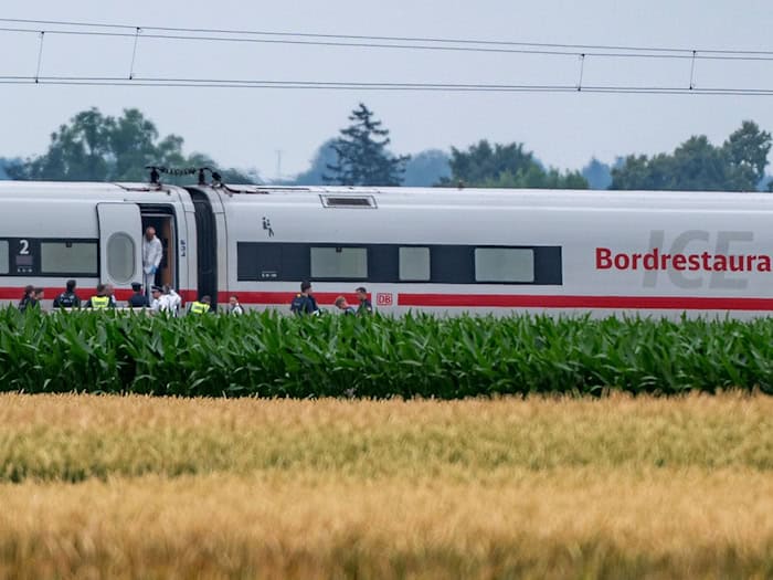 Knapp ein Jahr nach einem Axtangriff in einem ICE in Niederbayern beginnt der Prozess gegen den Beschuldigten. (Symbolfoto) / Foto: Armin Weigel/dpa
