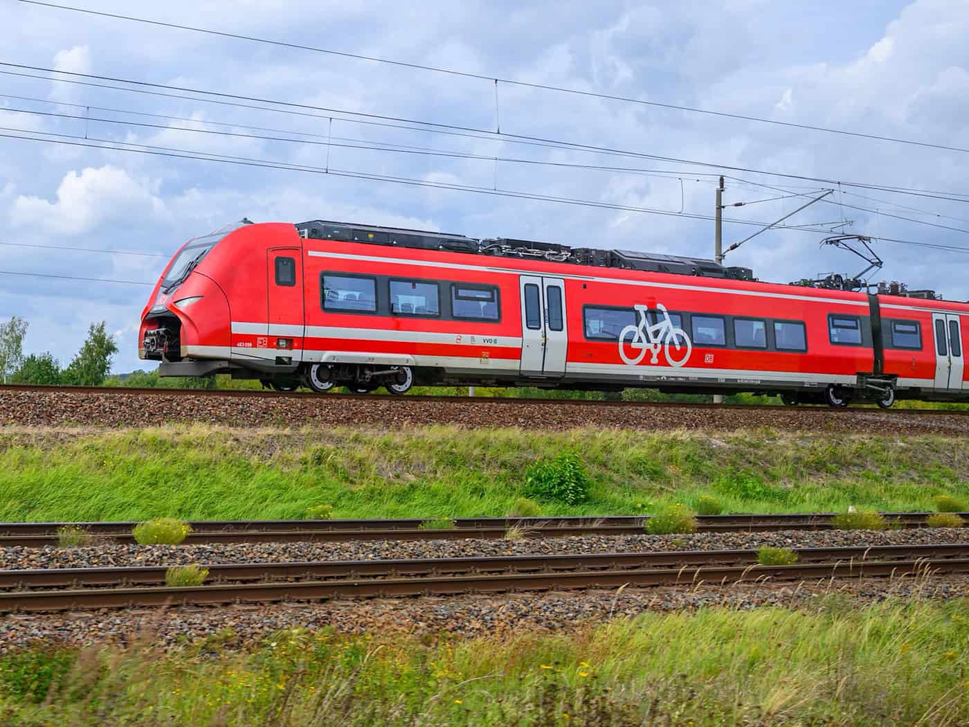 Weil ein Zug liegenblieb, setzen einige Fahrgäste ihre Reise zu Fuß fort. (Symbolbild) / Foto: Patrick Pleul/dpa
