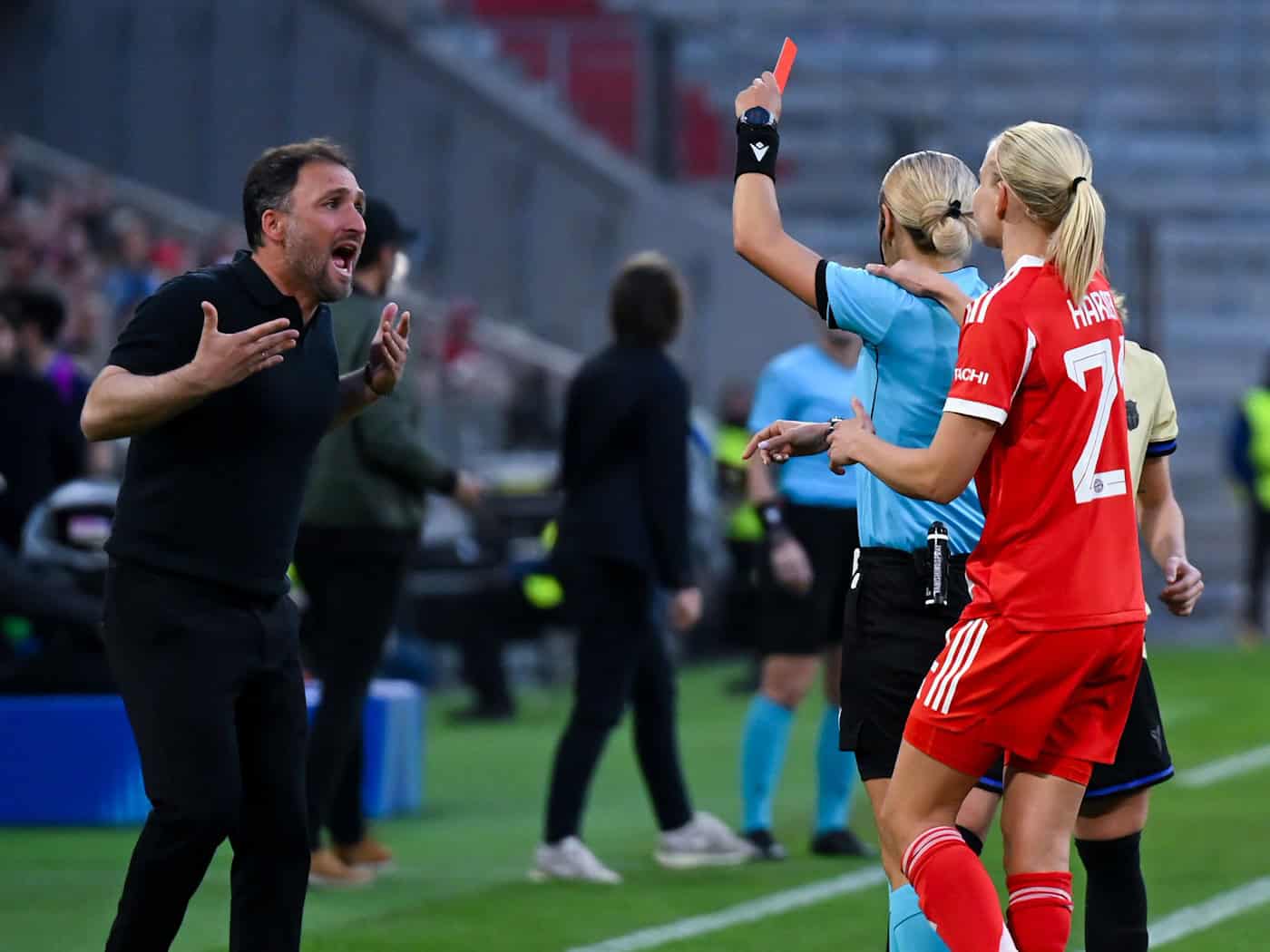 Wegen seiner Roten Karte im Rückspiel der Bayern-Frauen in Barcelona gesperrt: Trainer José Barcala (l.). (Archivbild) / Foto: Sven Hoppe/dpa