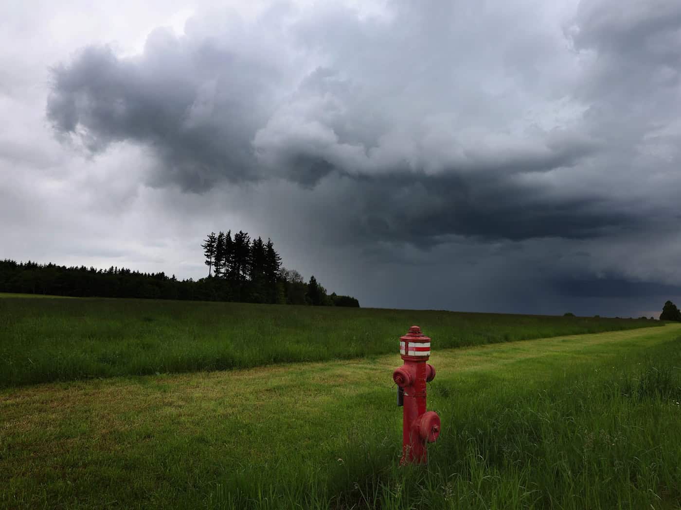 Hydranten finden sich auch im ländlichen Raum, hier ein Exemplar im Allgäu. In Niederbayern hat sich ein Landwirt mit dem Anzapfen eines Hydranten ein Strafverfahren nicht nur wegen Diebstahls eingehandelt. (Symbolbild)  / Foto: Karl-Josef Hildenbrand/dpa